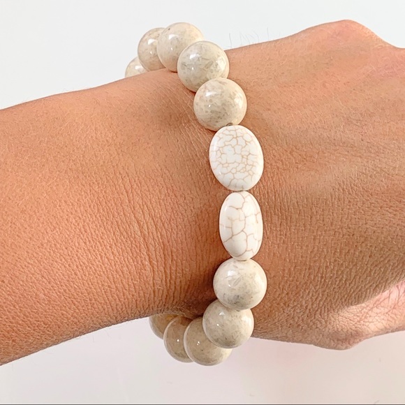NWT white/cream Howlite Gemstone stretch bracelet - Picture 1 of 2